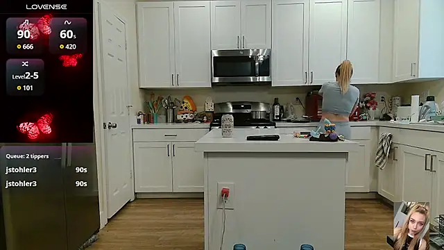 Blondiewithanass webcam
