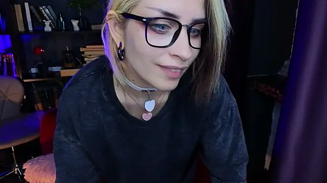 marsy_bliss (F young) - slaps on the butt with a comb х15