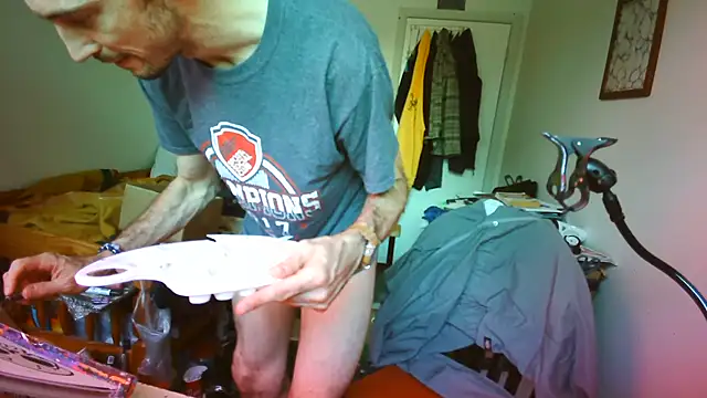 JohnnyMoves webcam