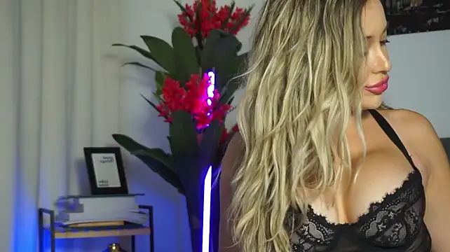 LuxeKiana live sex cam