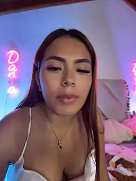 SaraMartinez_1 live cam on StripChat