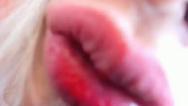 Emily_Whinfre webcam
