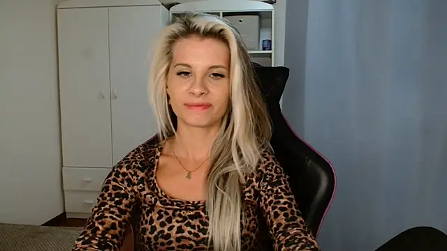 KristineGlow webcam