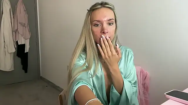 Naughtyblondex webcam