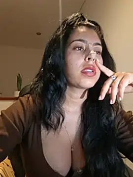 Luianna live cam on StripChat
