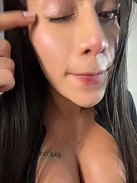 Emmily_19 live webcam