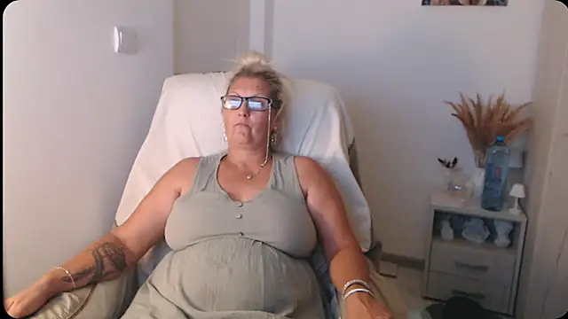 Divineblond webcam