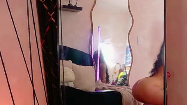 EmmyEvans1 live cam on StripChat