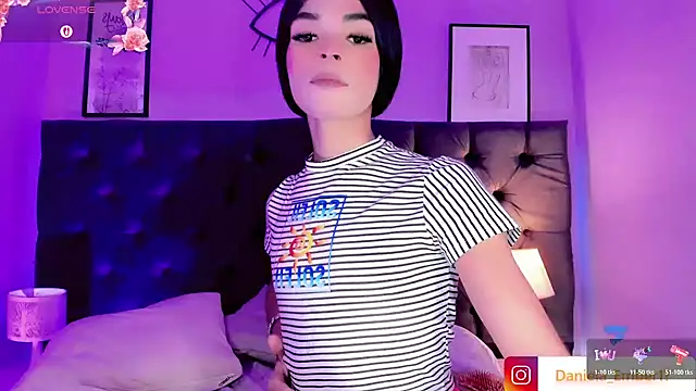 Amira_Ember live cam on StripChat
