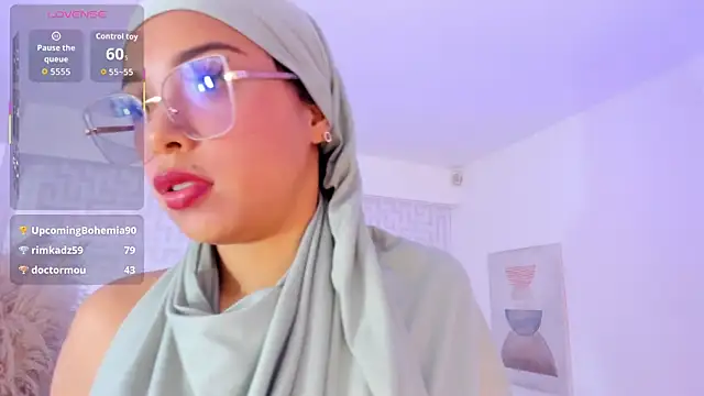 naishaa_ (F young) - Lick fingers + play with my tongue👅