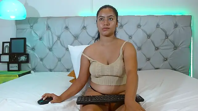 NoiraVale live cam on StripChat