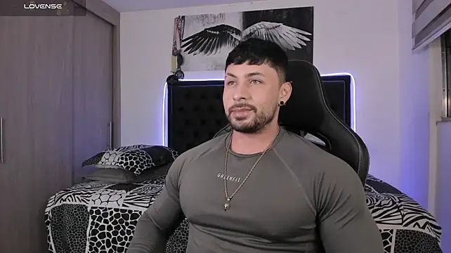santi_aesthetic live cam on StripChat