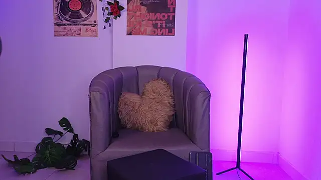CoralieBronson live cam on StripChat