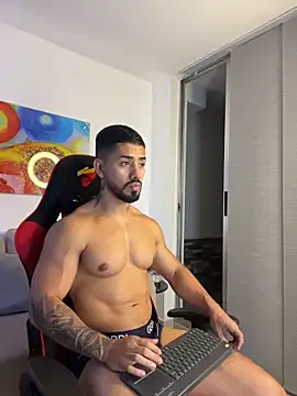 Ezzio_Scolaro live cam on StripChat
