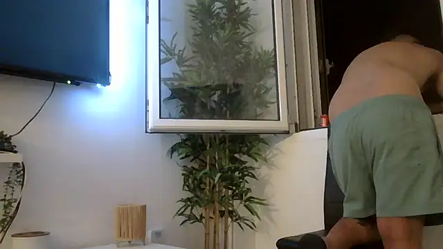 yanick931 live cam on StripChat