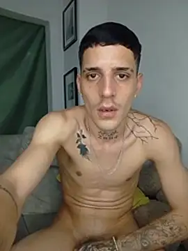 MaxHornyLatin webcam