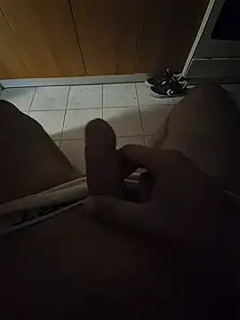 GoldenBoyzz99 live cam on StripChat