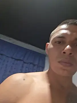 Andrezzz69 live cam on StripChat
