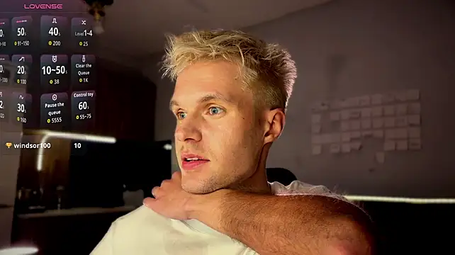 leonnextdoor (M young) - take off T-shirt to set a sexy mood