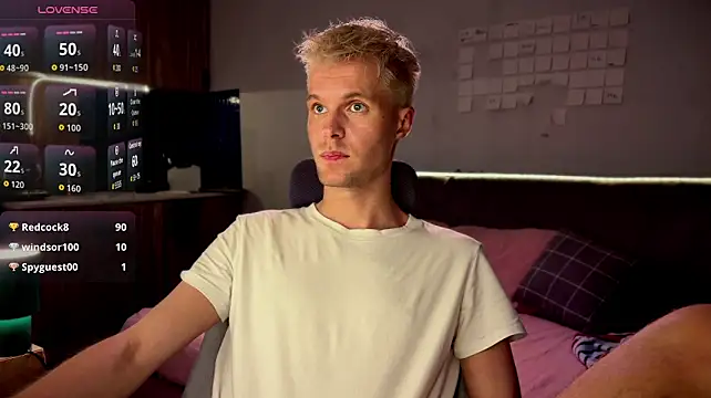 leonnextdoor (M young) - take off T-shirt to set a sexy mood