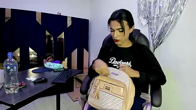 Aisha_hotts777 webcam