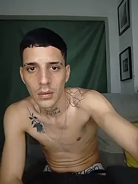 MaxHornyLatin live sex cam