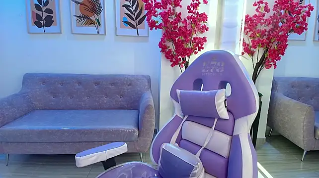 Julie_vancouver live cam on StripChat