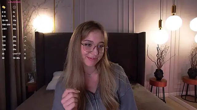 LoraineLuff live cam on StripChat