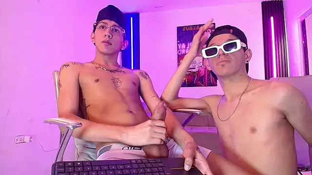 Marcus_and_Tony live cam on StripChat
