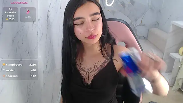 Samantha_petite_tf live cam on StripChat