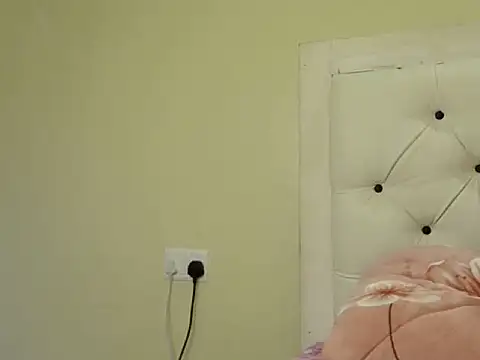 LovelyQueenR webcam