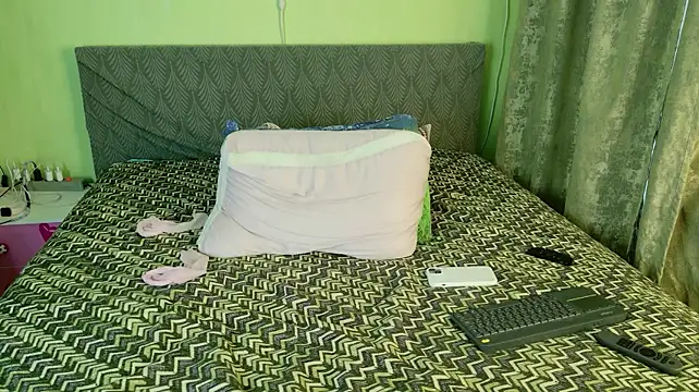 Kira_Miler webcam