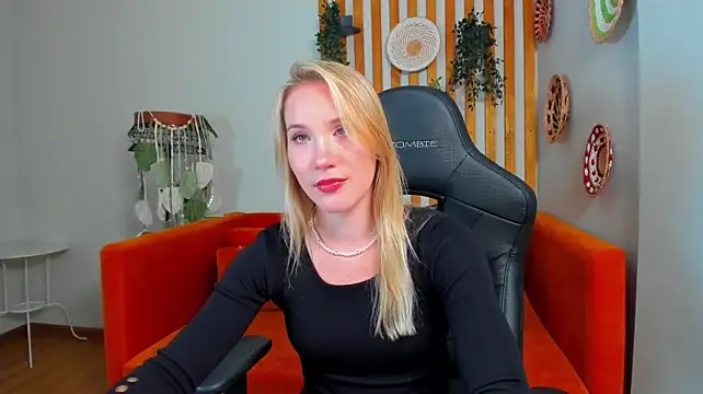 ElaraVoltage live cam on StripChat