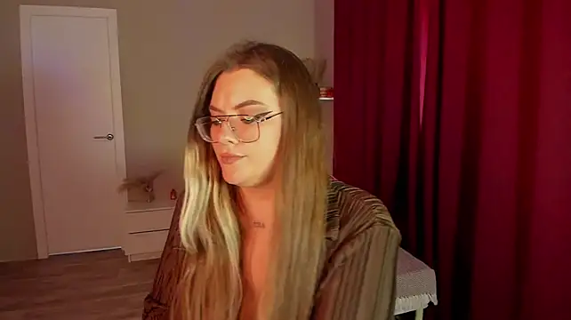 MiraTorson live cam on StripChat