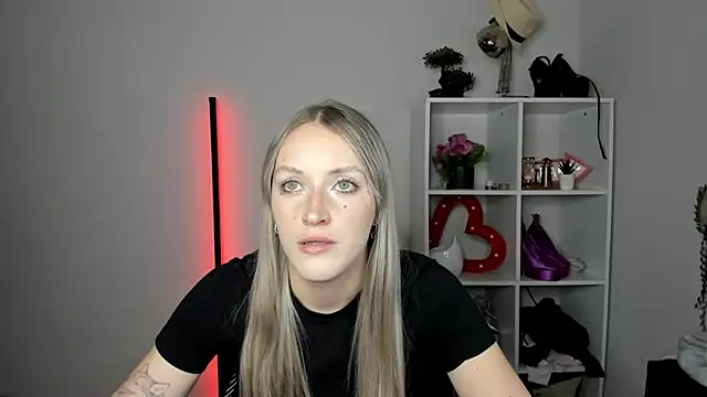 EvelynBlond live cam on StripChat