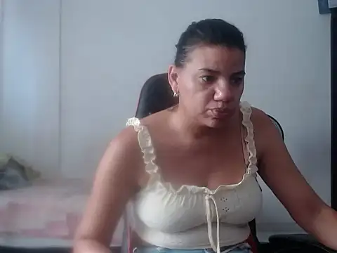 Adriana_0312 live cam on StripChat