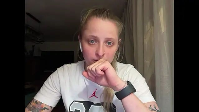 LeaWetGirl live cam on StripChat