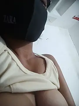 Riya_cum33 live cam on StripChat