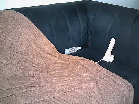 Queenb_2 live cam on StripChat