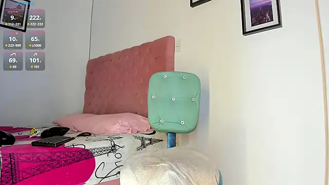 naomyyklein__ webcam