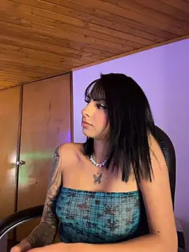 Hilary_pinkk webcam