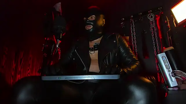 master_connor_bdsm (M young) - RUB AND SPIT NIPPLES MASTER CLOSE UP