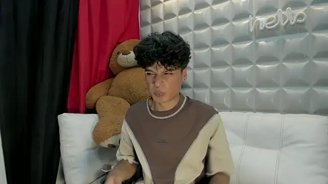 maximo_2019 live cam on StripChat