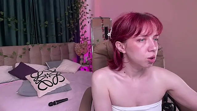 Love_is_Lola webcam