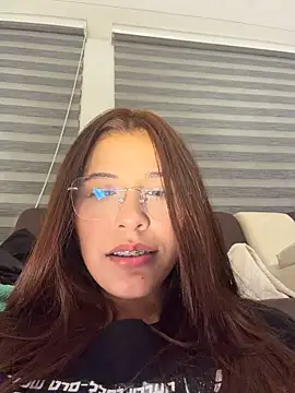 crystal_bunny7 (F young) - open pussy close