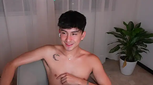sweettaaron01 live cam on StripChat