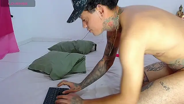 Aronjusting live cam on StripChat