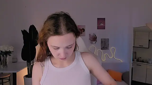 LittlePeach007 webcam