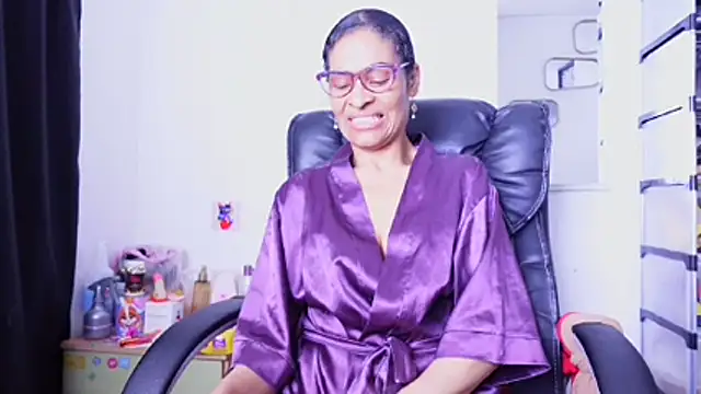 Aries_Mature webcam