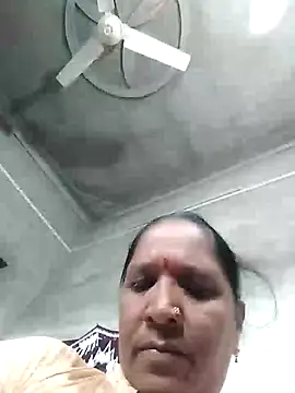 Loomaraj live cam on StripChat
